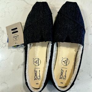 NWT size 8 TOMS Alpargata style in smoke gray with fleece interior